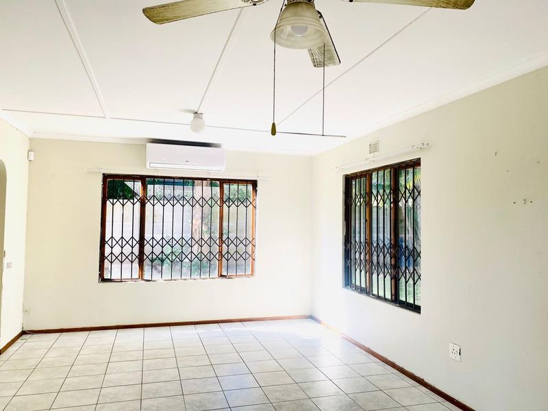 Spacious 3-Bedroom Home with Pool in Birdswood, Richards Bay - Photo 5