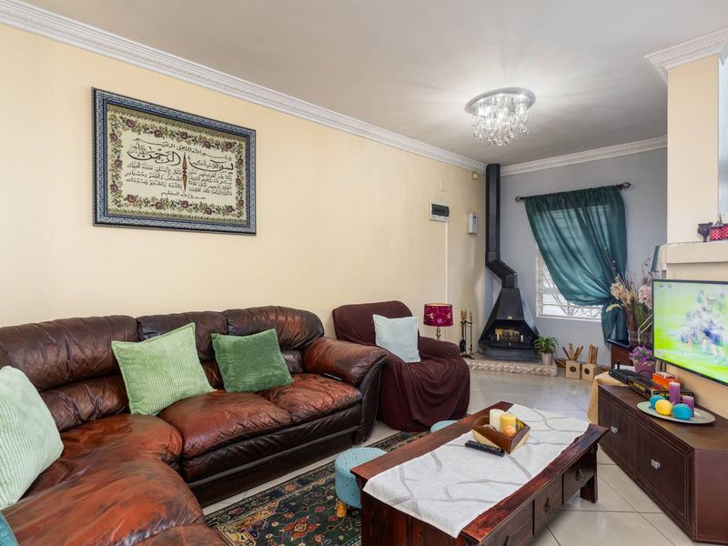 Stylish 4-Bedroom Family Home with Modern Finishes in Prime Kensington - Photo 6
