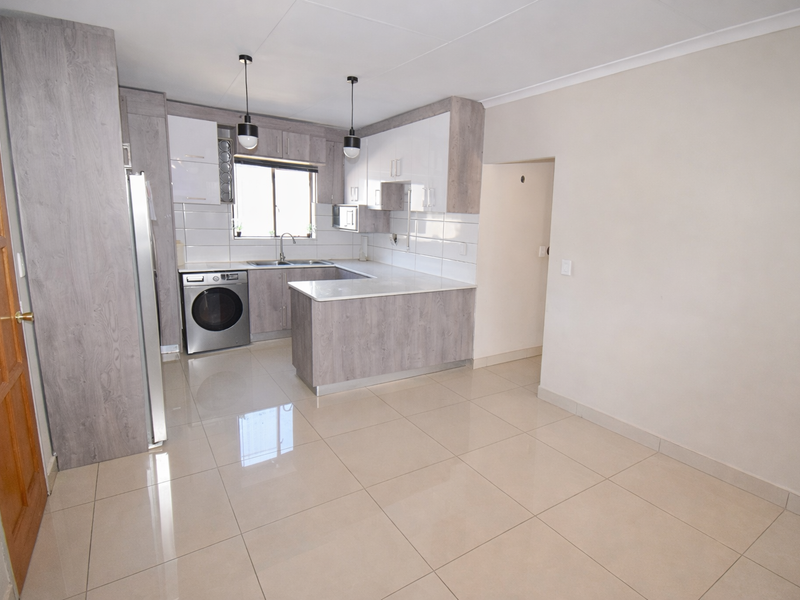 Modern First Floor Apartment - Photo 5