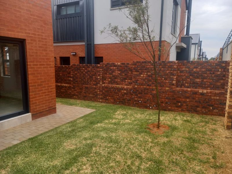 Beautiful 3 Bedroom Cluster in Northriding - Photo 4