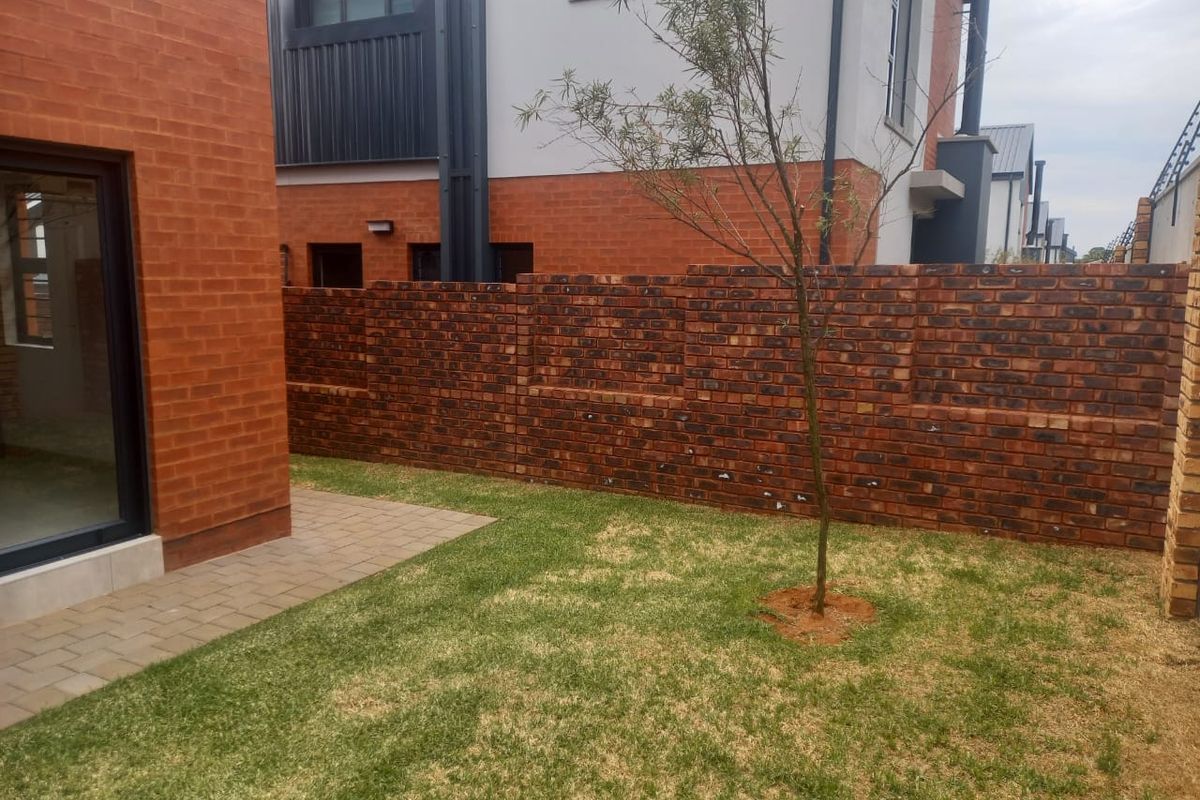 Beautiful 3 Bedroom Cluster in Northriding - Photo 4