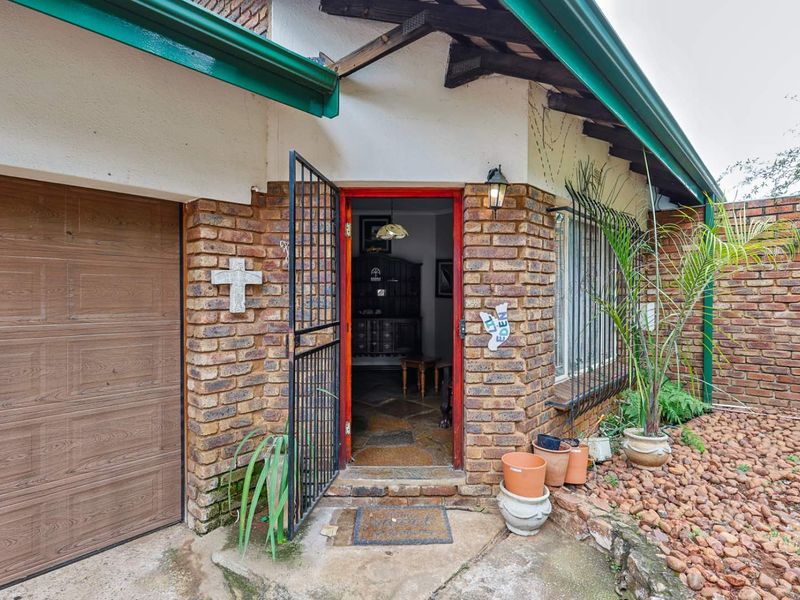 Spacious 4 Bedroom Family Home on Expansive Stand - Photo 2