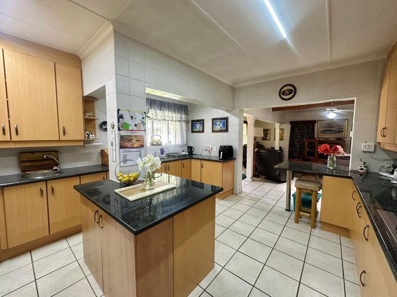 IMMACULATE FAMILY HOME ON 2039sqm STAND. - Photo 6