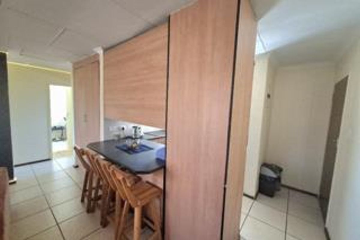 2 Bedroom Townhousse in Verwoerdpark - Photo 4