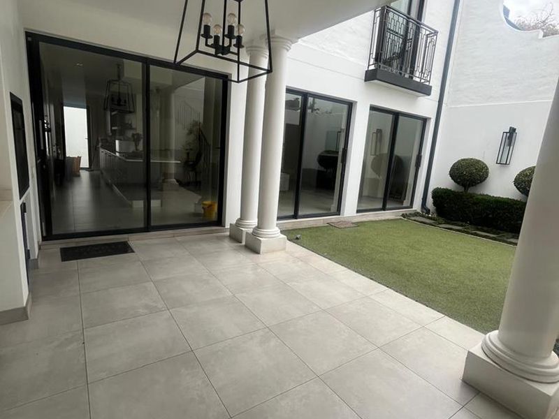 Hyde Park Château Villa ~ A Quiet Expression of Legacy - Photo 2