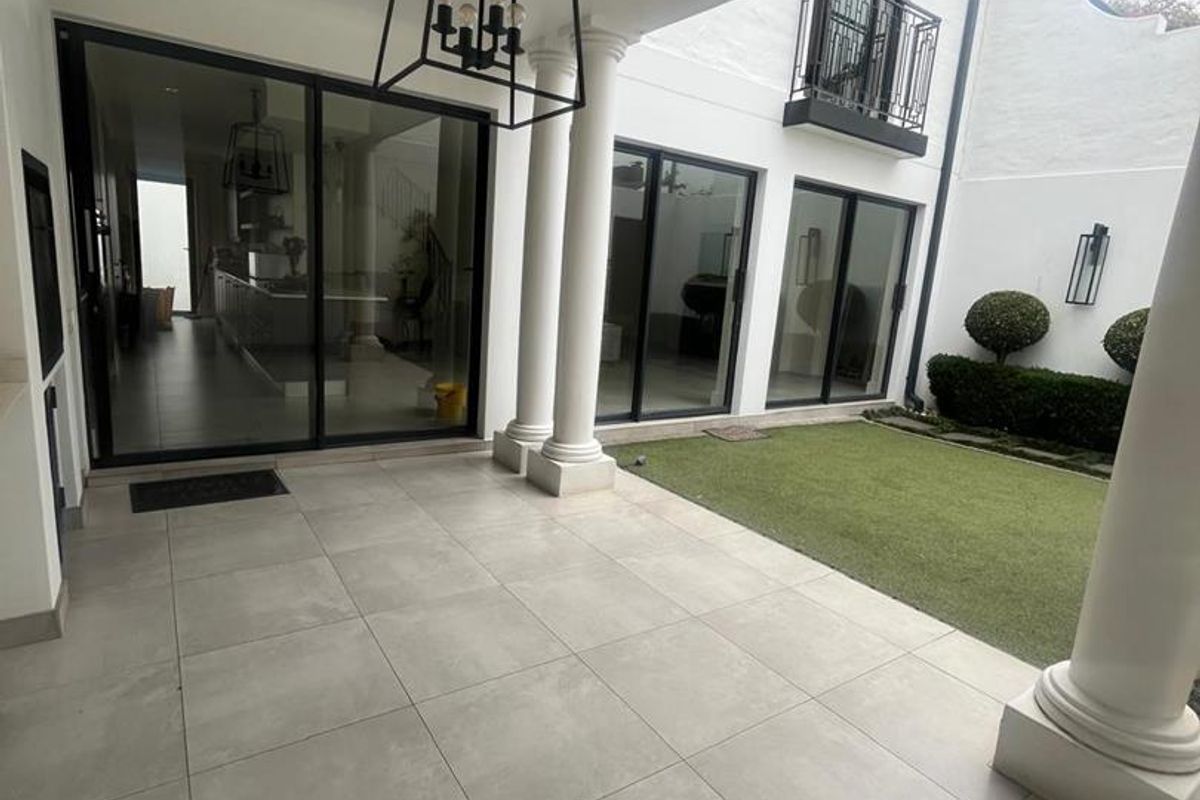 Hyde Park Château Villa ~ A Quiet Expression of Legacy - Photo 2