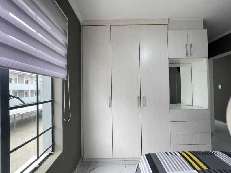 FEAST YOUR EYES - RENOVATED AND MODERN!! - Photo 7