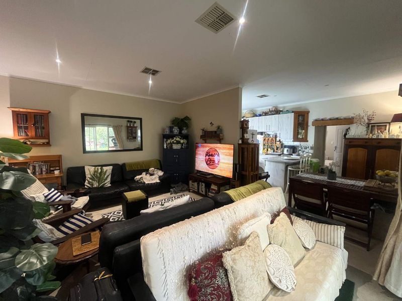 Versatile 5-Bedroom Family Home with Excellent Dual-Living Potential - Photo 7