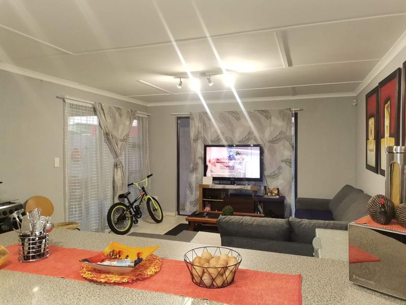 GROUND FLOOR UNIT - BARGAIN DEAL SELLING BELOW VALUATION - OFFERS WELCOME! - Photo 4