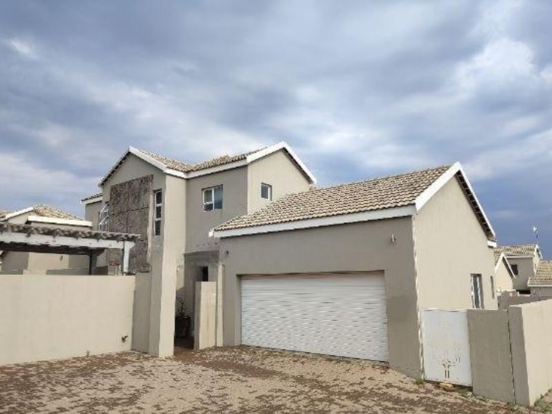 THATCHFIELD HILL - 4 BEDROOM HOUSE WITH STAFF QUARTERS - Photo 10