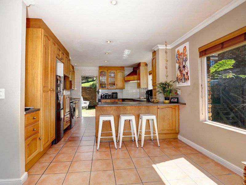 Townhouse, ideal for dual living, in popular security estate bordering golf course - Photo 8