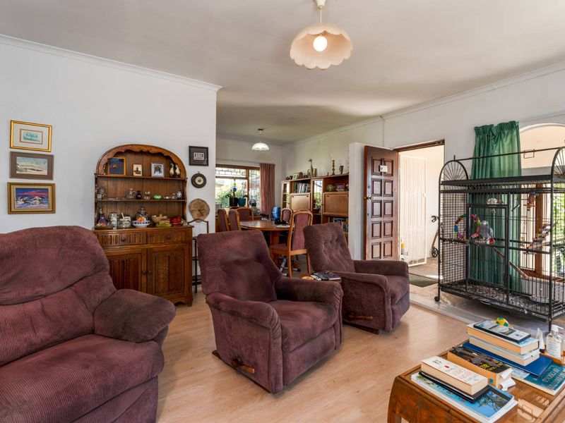 Charming 3-Bedroom Family Home with Pool & Excellent Security – Prime Location - Photo 6