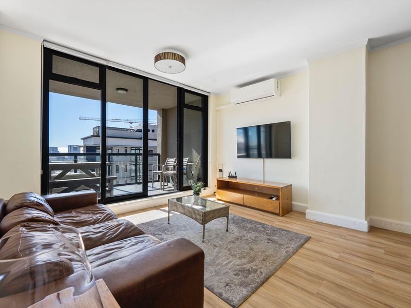 Exclusive Mandate | Elegant Two-Bedroom Apartment with Iconic Views at The Four Seasons - Photo 2