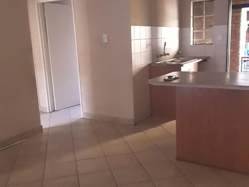 GROUND FLOOR 3 BEDROOM UNIT... IN A SECURED ESTATE!!!! - Photo 1
