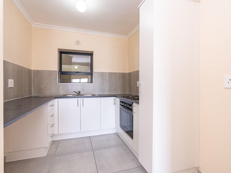 Spacious Three Bedroom Apartment - Photo 5