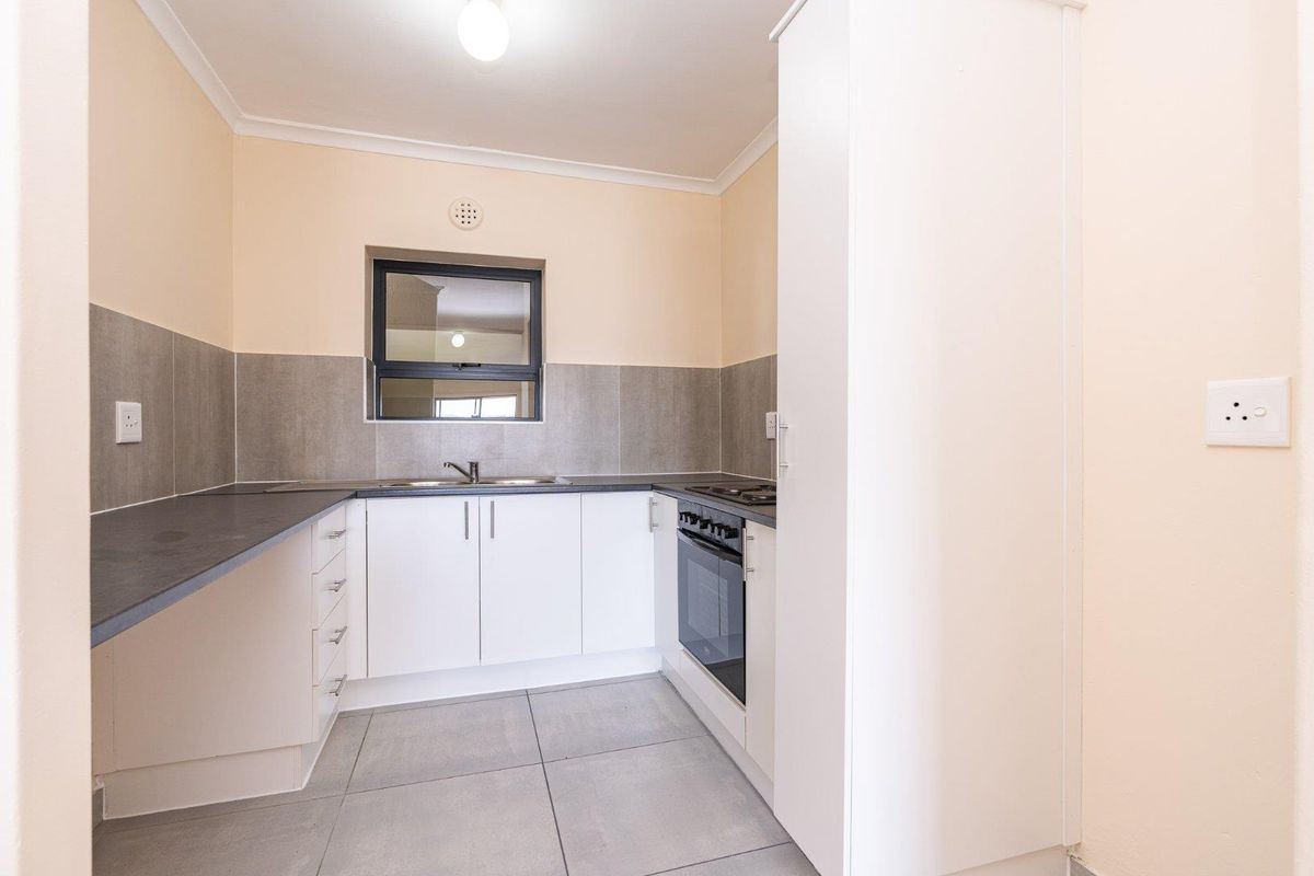 Spacious Three Bedroom Apartment - Photo 5