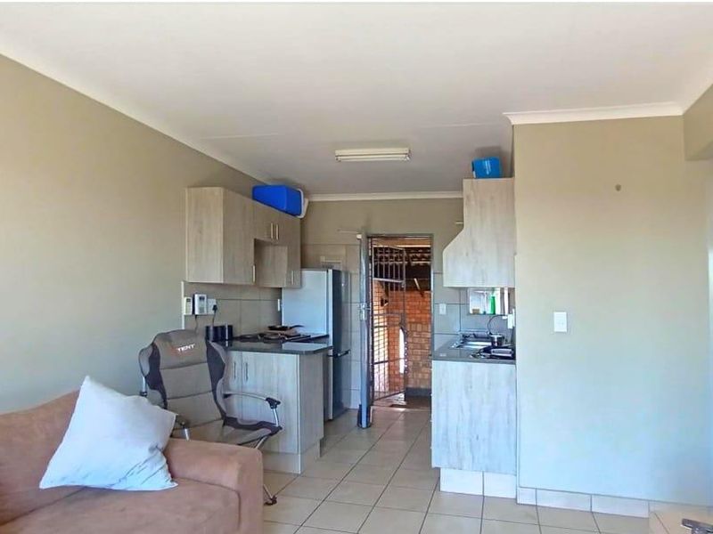 Charming 2-Bedroom Apartment - Photo 3