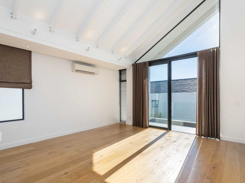 Luxurious Unfurnished Two-Bedroom Polo Village Apartment on Val de Vie Estate - Photo 6