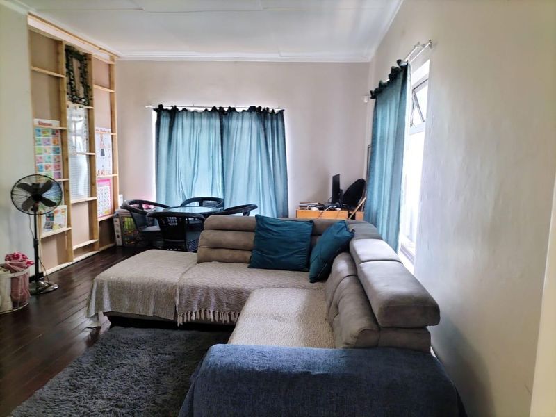 "Endless Potential: Spacious Home on Large Subdividable Plot" - Photo 6