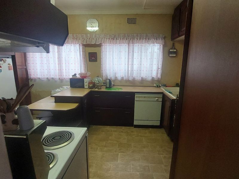 Comfortable Living: 3 Beds, Full Bath and a well maintained garden! - Photo 5