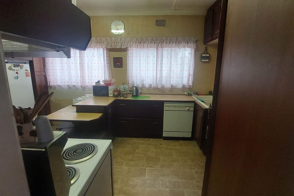 Comfortable Living: 3 Beds, Full Bath and a well maintained garden! - Photo 5