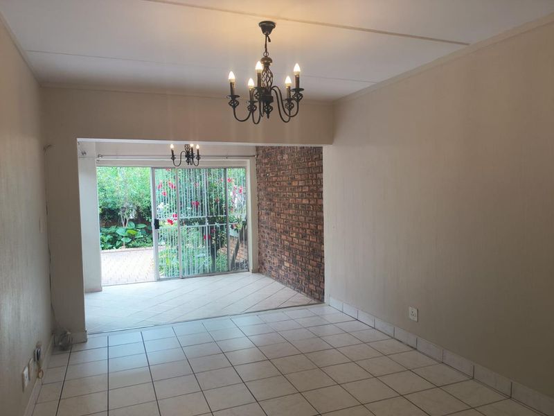 Elegant 2 Bedroom Ground Floor Home: Secure, Pet-Friendly, Perfect! - Photo 6