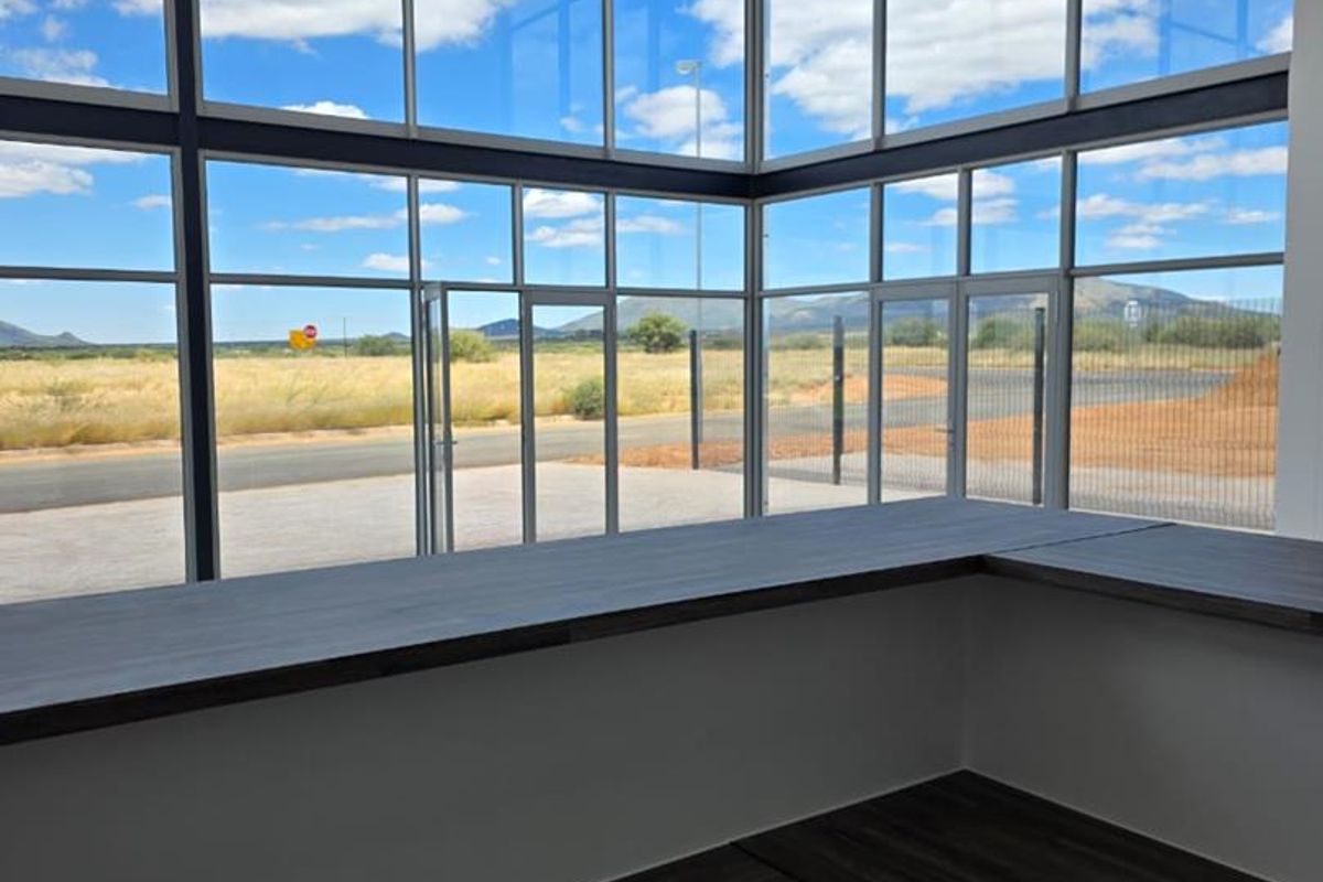 Prime Showroom/Warehouse Space Available Near the Airport - Photo 2