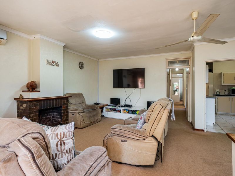 SPACIOUS FAMILY HOME WITH GREAT POTENTIAL IN POPULAR ASSAGAY FOR UNDER R1.5M! - Photo 3