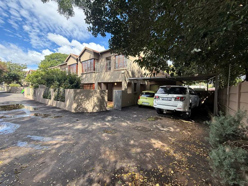 Spacious, Immaculate Duplex Townhouse Bordering Florida Park - Photo 2
