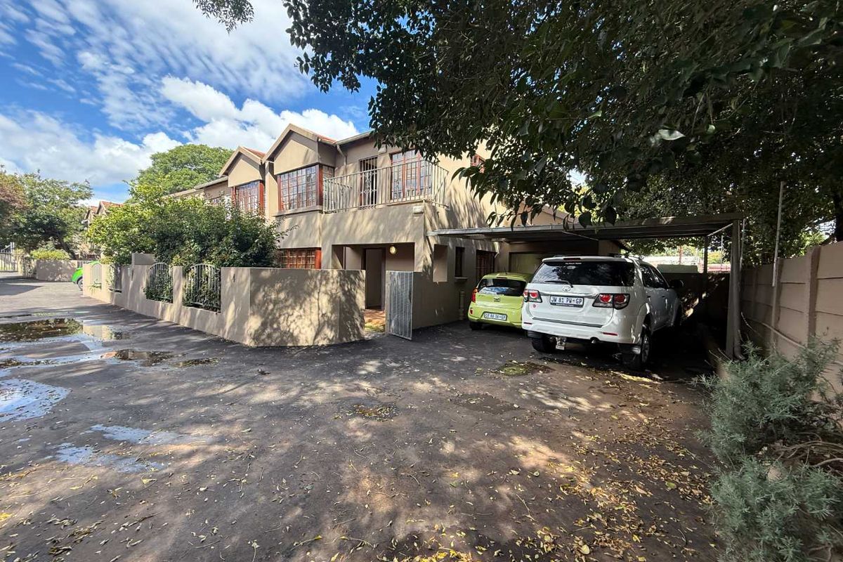 Spacious, Immaculate Duplex Townhouse Bordering Florida Park - Photo 2