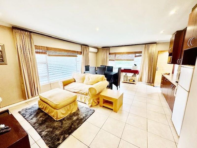 FULLY FURNISHED SPACIOUS 1 BED  1 BATH FLATLET PARKMORE - Photo 1