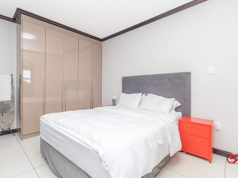 Top Floor Apartment Close to Amenities - Photo 5