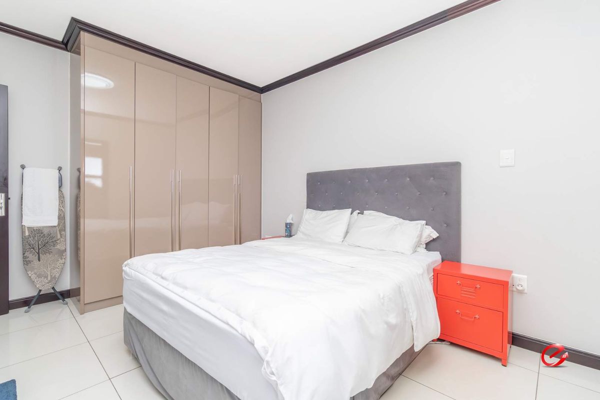 Top Floor Apartment Close to Amenities - Photo 5