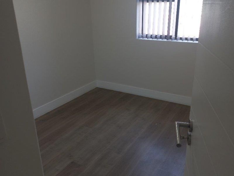 Comfortable and spacious lock-up-and-go ideal for a young professional - Photo 7