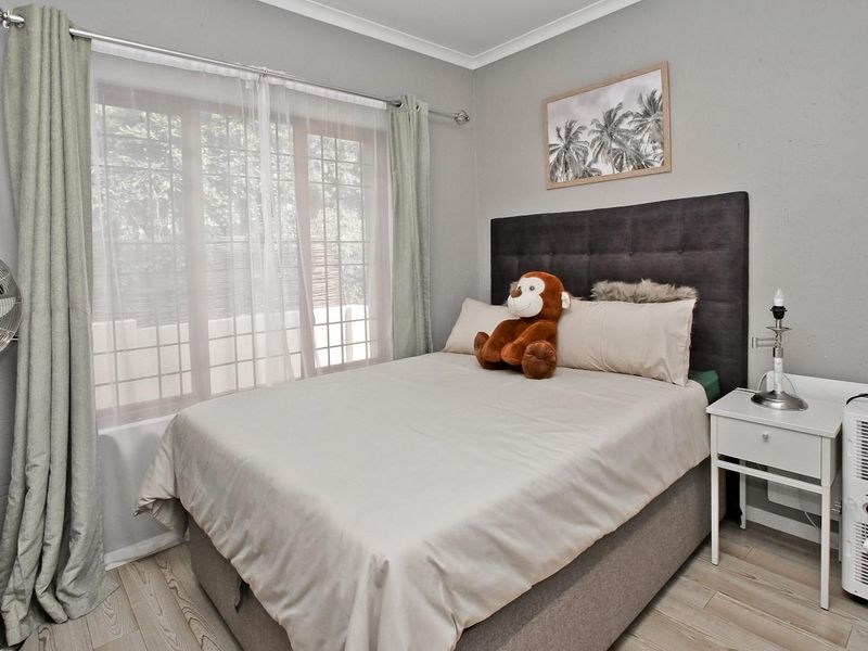 Charming Pet-Friendly Townhouse in a Secure Complex - Photo 9