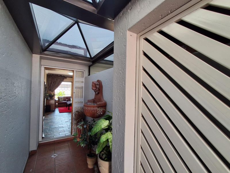 BEAUTIFUL PET FRIENDLY TOWNHOUSE - GLENVISTA - Photo 3