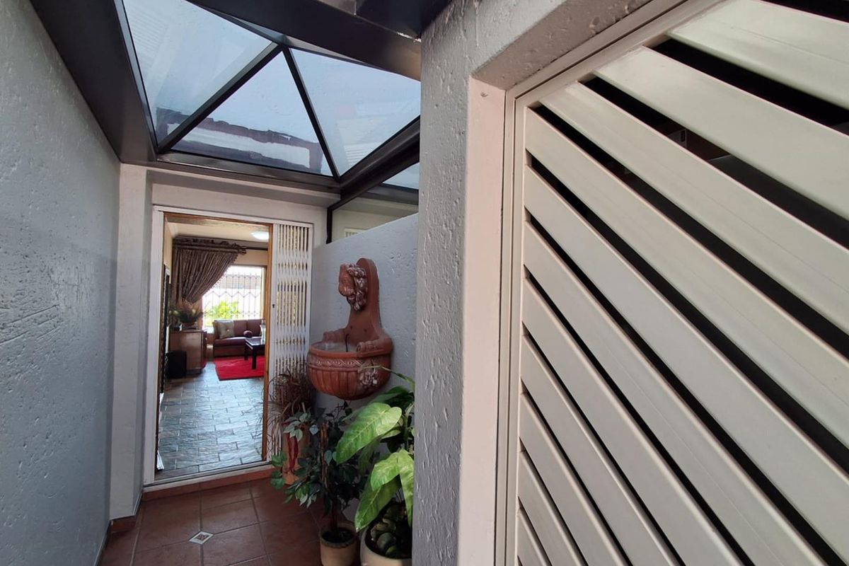 BEAUTIFUL PET FRIENDLY TOWNHOUSE - GLENVISTA - Photo 3