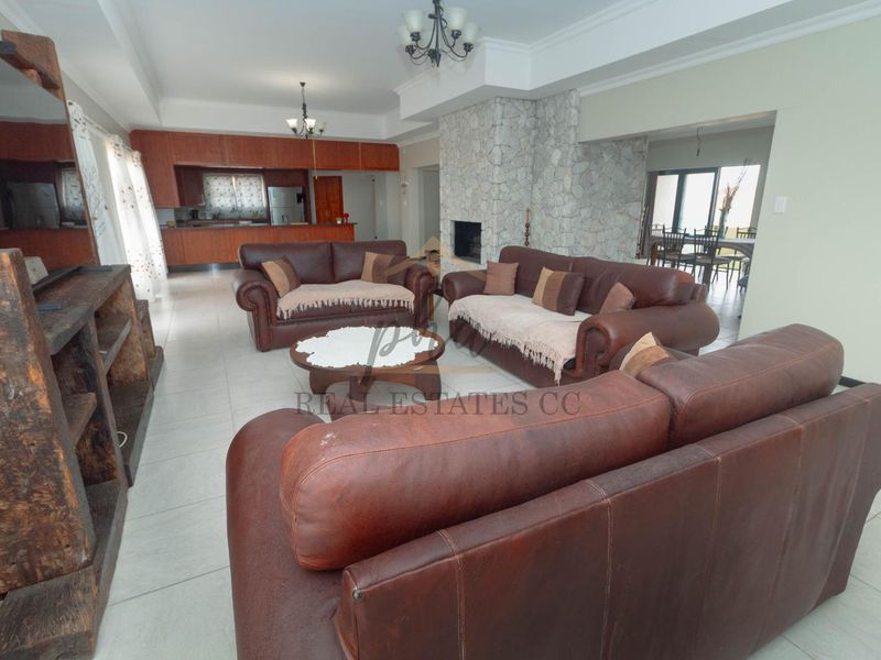 Ultimate Entertainer’s Home - Photo 5