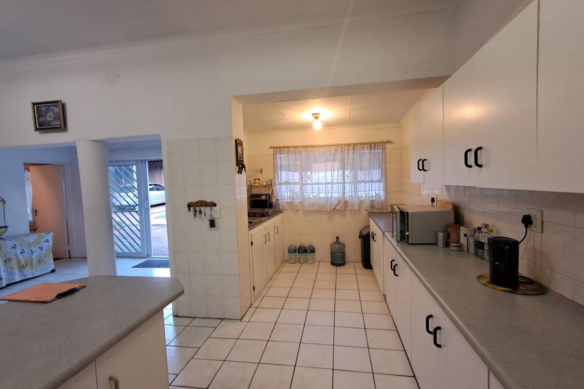 Family Living with Bonus Flatlet for Income - Photo 3