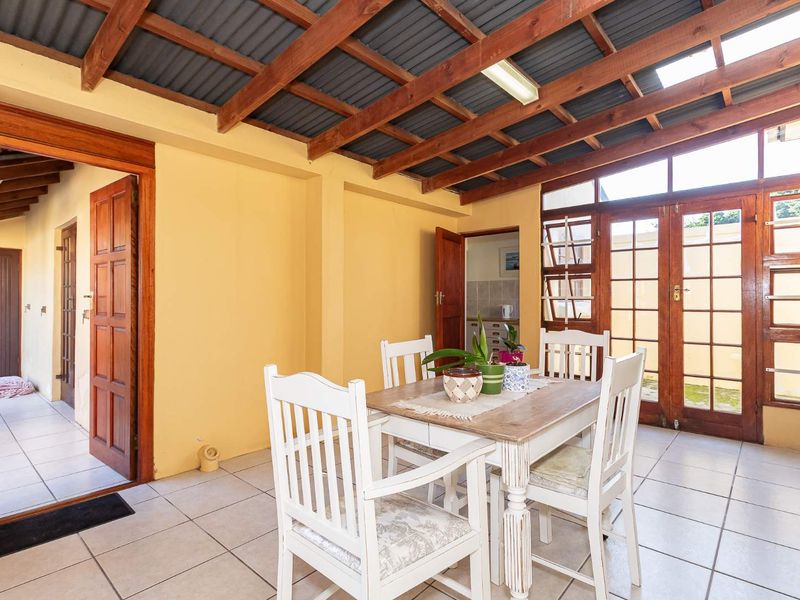 Spacious Family Home with Garden, Pool & Flatlet - Photo 9