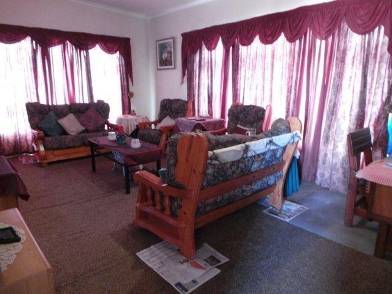 Spacious Family Home close to all Amenities - Photo 6