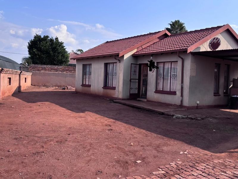 SPACIOUS 3 BEDROOM HOME - Photo 9