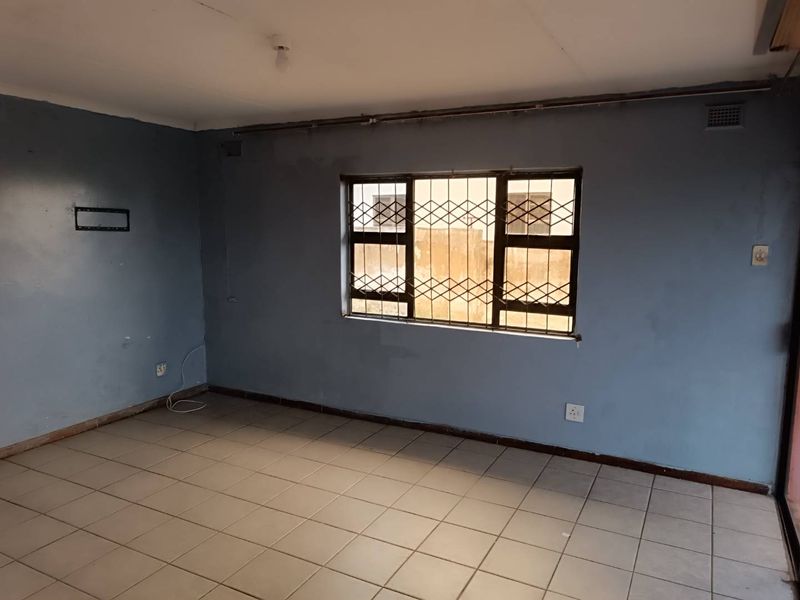 🏡 Incredible Value! Spacious 4-Bedroom Family Home for Sale in Imbali Extension 18 with Stunning Elevated Views - Photo 6