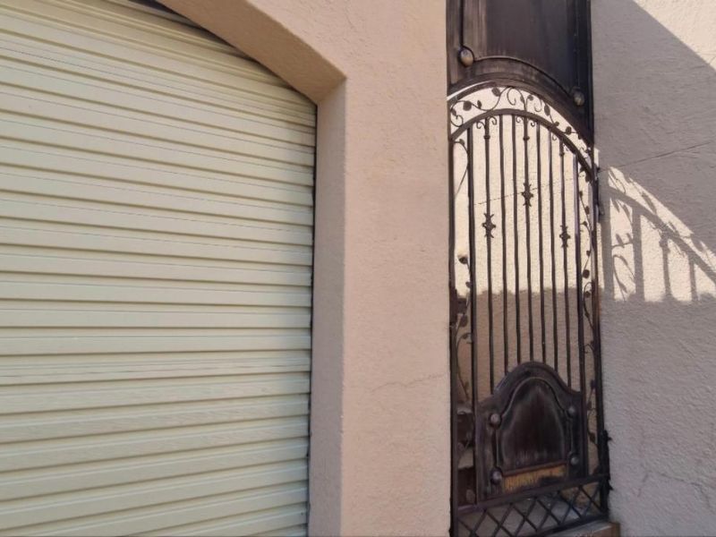 Elegant, bright townhouse with fantastic location - Photo 7