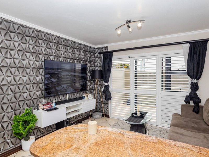 Welcome to Your Coastal Haven – A Warm and Inviting Ground Floor Apartment Just Moments from the Beach! - Photo 7