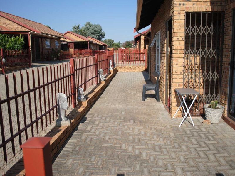 Beautiful & Secure Townhouse in Prime Complex – Ideal for Couples or Small Families - Photo 2