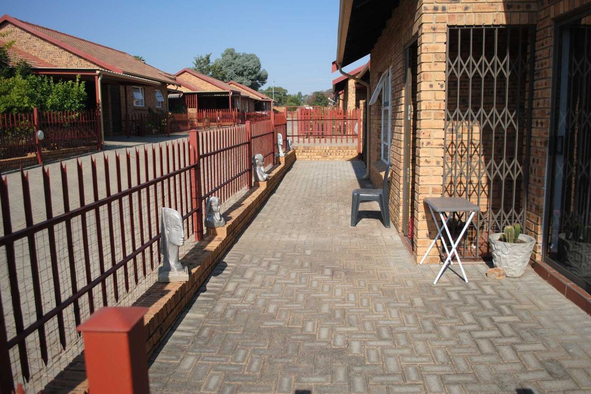 Beautiful & Secure Townhouse in Prime Complex – Ideal for Couples or Small Families - Photo 2