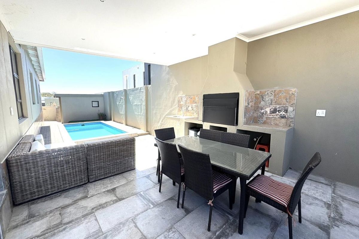 4 Bedroom House For Sale in Elisenheim - Photo 2