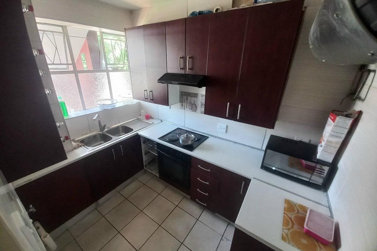 Your Perfect Haven: 2 Bedrooms, Cozy Living Space, Modern Kitchen, and Secure Comfort - Photo 2