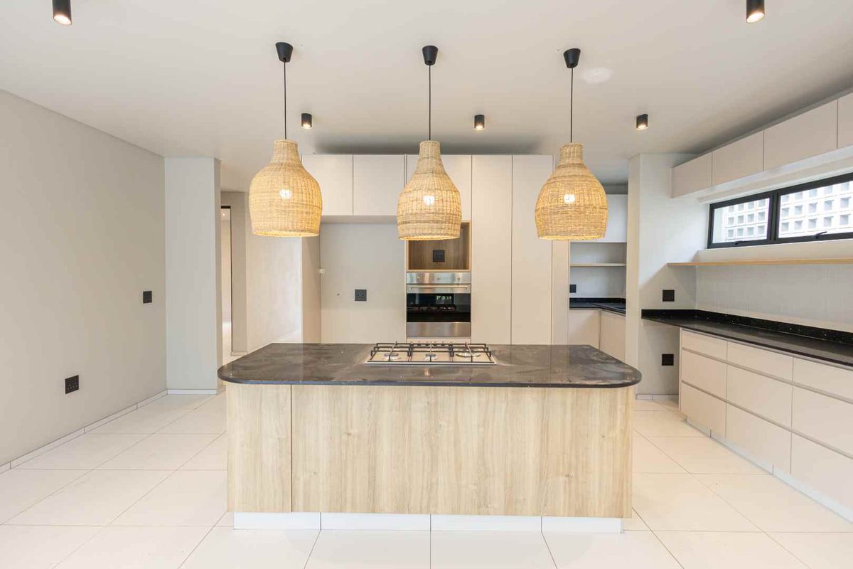 Ultra-Modern Top-Floor Apartment in Prestigious Waterkloof - Photo 2